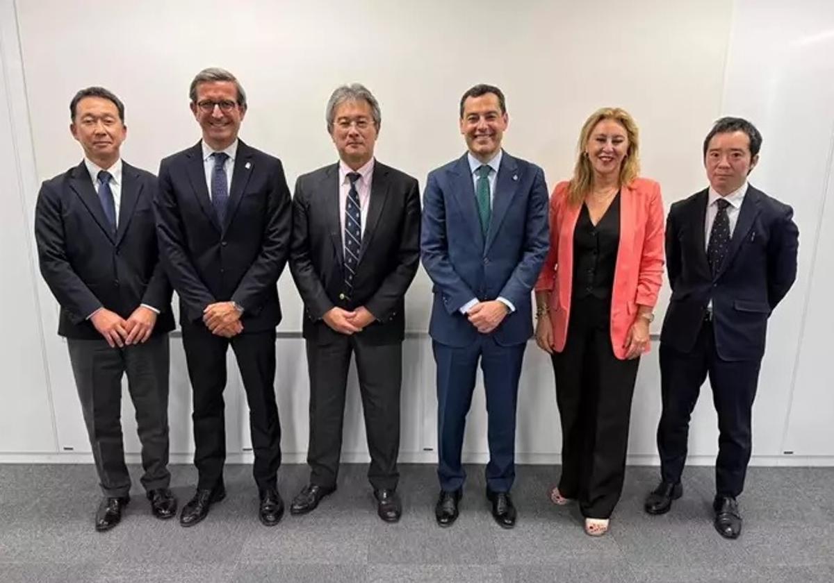 El presidente de la Junta de Andalucía, Juanma Moreno, visita en Tokio junto a varios consejeros la sede del grupo industrial Takahata