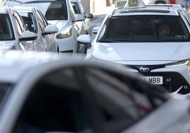 Imagen de archivo de varios taxis.