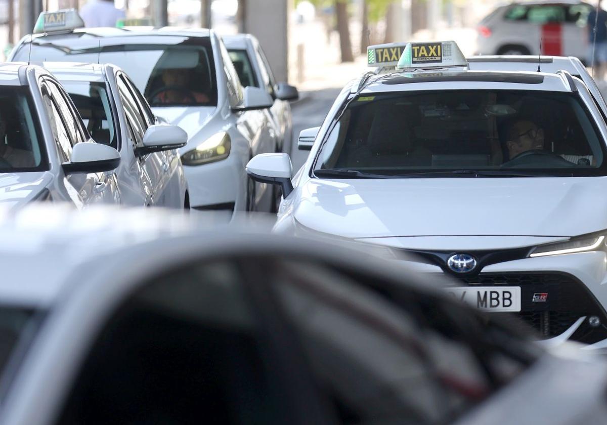 Imagen de archivo de varios taxis.