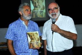 A la izquierda el catedrático y escritor Paco Checa, que lo está presentando el alcalde de Alpujarra de la Sierra, José Antonio Gómez