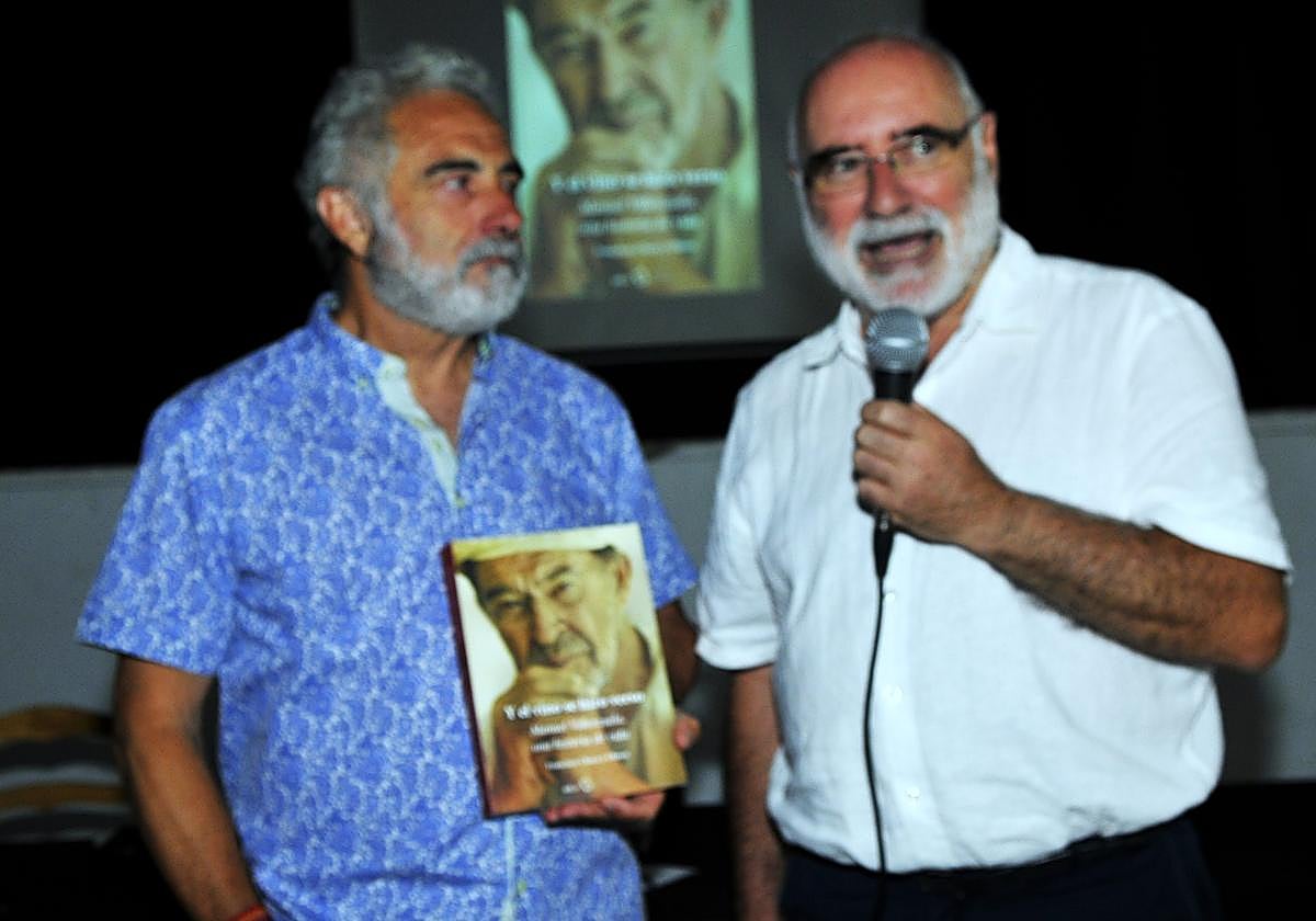 A la izquierda el catedrático y escritor Paco Checa, que lo está presentando el alcalde de Alpujarra de la Sierra, José Antonio Gómez