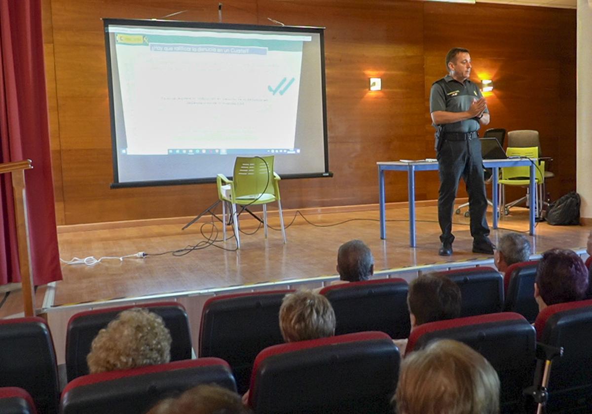 La Guardia Civil de Granada presenta en Zafarraya la nueva denuncia telemática: «acercando el cuartel al ciudadano donde más se necesita»