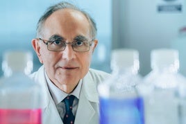 El catedrático emérito de la UGR Antonio Campos, distinguido como Académico Correspondiente Extranjero de la Academia Nacional de Medicina de Paraguay