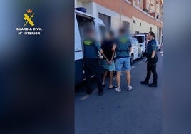 La Guardia Civil arresta a la banda del patinete: robaban a cadenas de oro a ancianas con el método del tirón