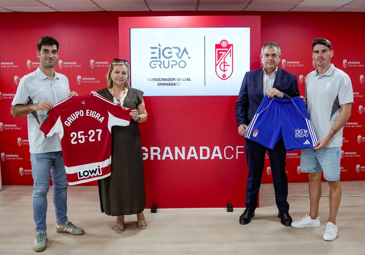 Los rojiblancos Manu Trigueros y Sergio Ruiz posan con directivos de Grupo Eigra.