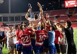 Los jugadores del Granada mantean a Diego Martínez tras conseguir el billete para disputar las previas de la Europa League en 2020.