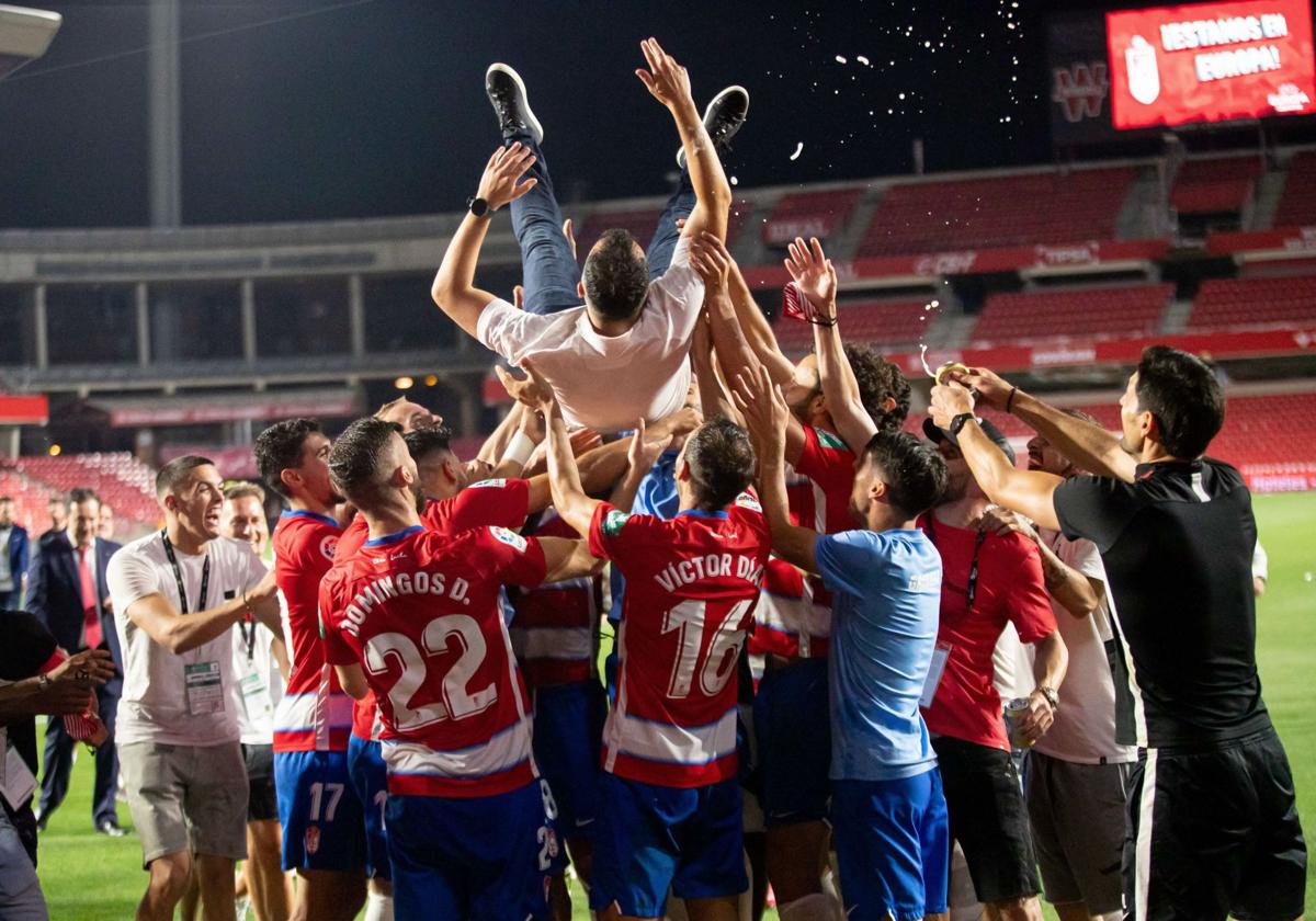 Los jugadores del Granada mantean a Diego Martínez tras conseguir el billete para disputar las previas de la Europa League en 2020.