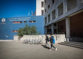Entrada de la Escuela de Informática y Telecomunicaciones, que iba a acoger el grado.
