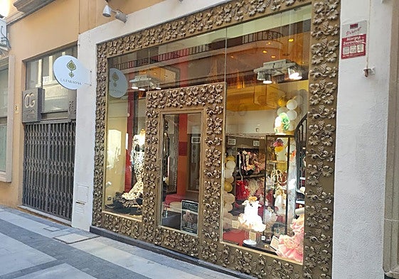 Escaparate de la nueva tienda de moda flamenca en la calle Concepción Arenal.