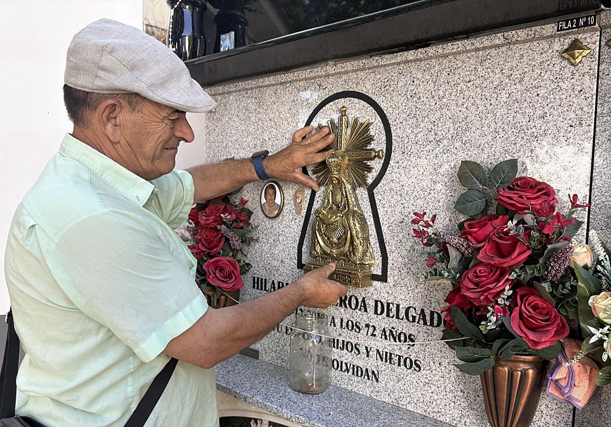 En el mismo campo santo se encuentran Manuel Roldán y Francisco Mesa, dos afectados que han sufrido robos en las lápidas de sus familiares.