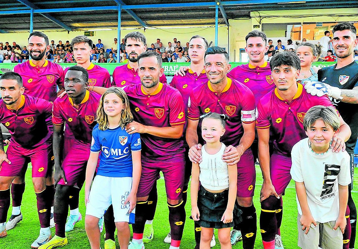 Primer once inicial del Linares Deportivo en pretemporada, luciendo la nueva equipación de colores vino y dorado.