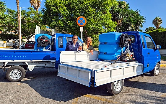 Motril incorpora nueva maquinaria eléctrica de limpieza