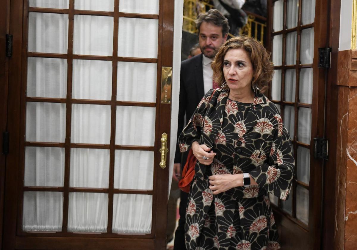 La vicepresidenta primera y ministra de Hacienda, María Jesús Montero, a su salida de una sesión plenaria extraordinaria, en el Congreso de los Diputados