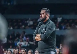 Ramón Díaz observa un encuentro.