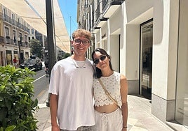 Alejandro Lozano y su pareja, naturales de Ciudad Real, posan en Reyes Católicos.