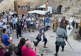 Combate medieval en el castillo.
