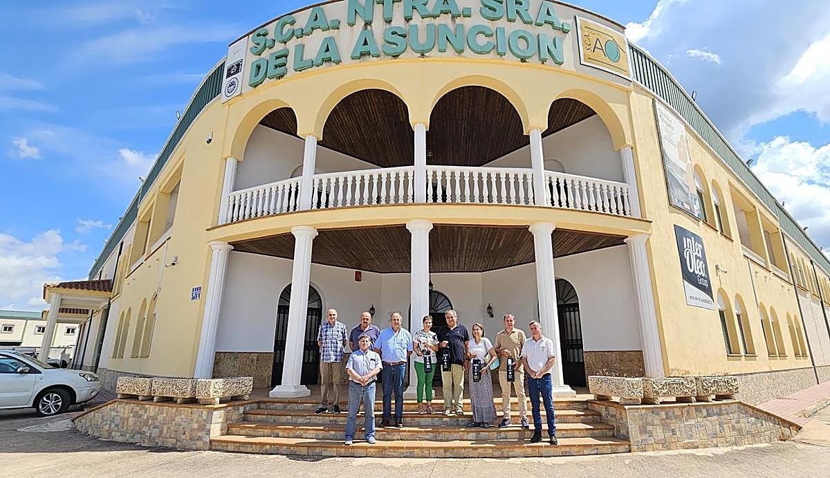 Visita de Soledad Aranda a la almazara Nuestra Señora de la Asunción.