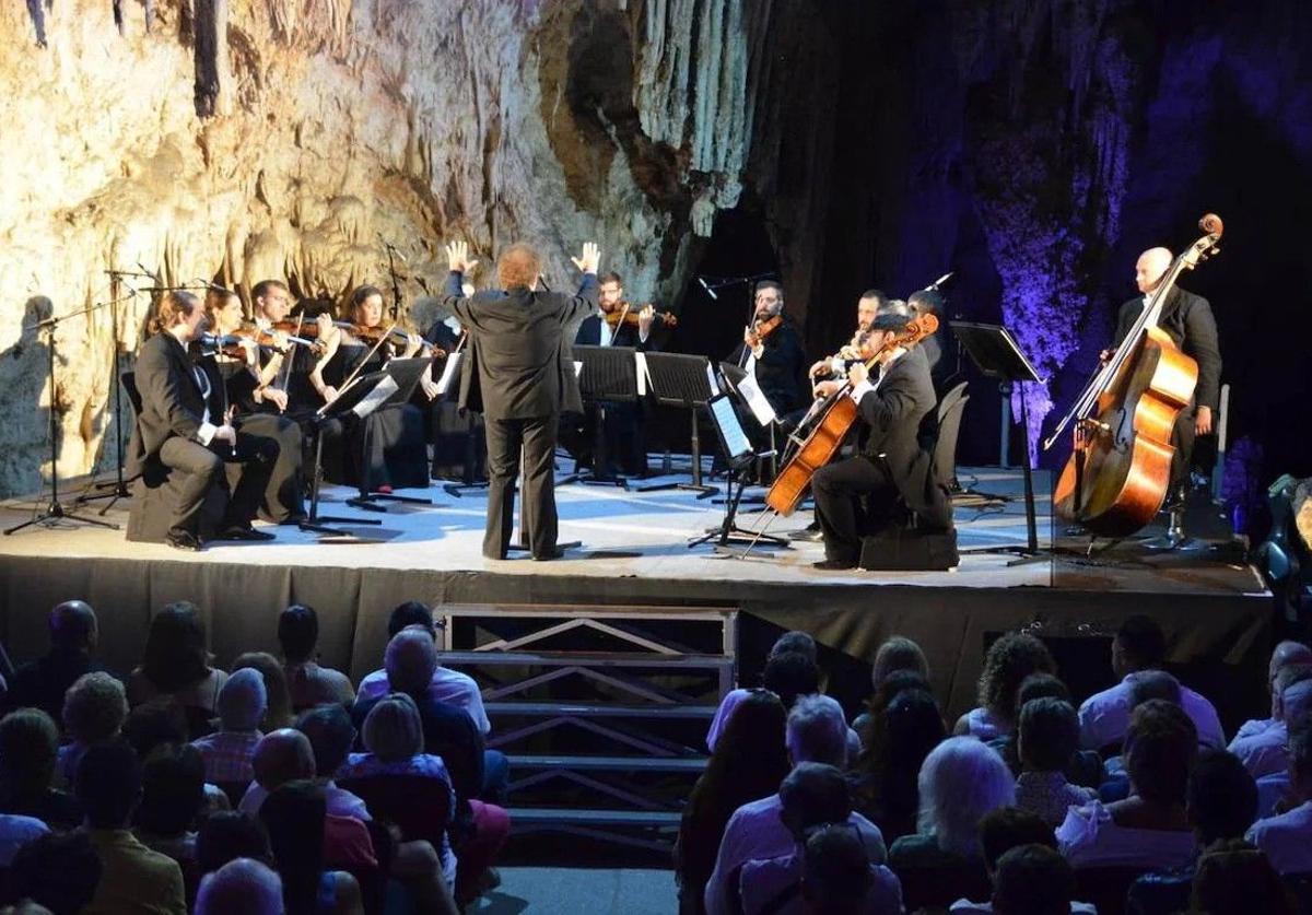 La orquesta Concerto Málaga (aquí, en un concierto ofrecido en la Cueva de Nerja), es la residente del Fiapmse.