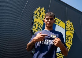 Marcos Peña posando con la camiseta de su nuevo equipo.