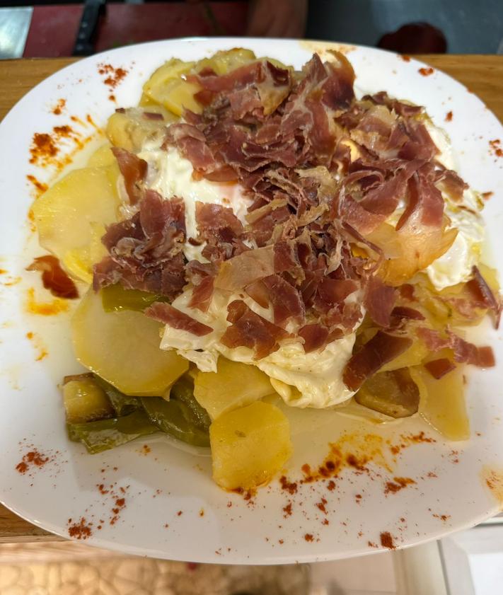Imagen secundaria 2 - Hay un nuevo bar en Granada que arrasa con su tapa de jamón asado: «Todo el mundo la pide»