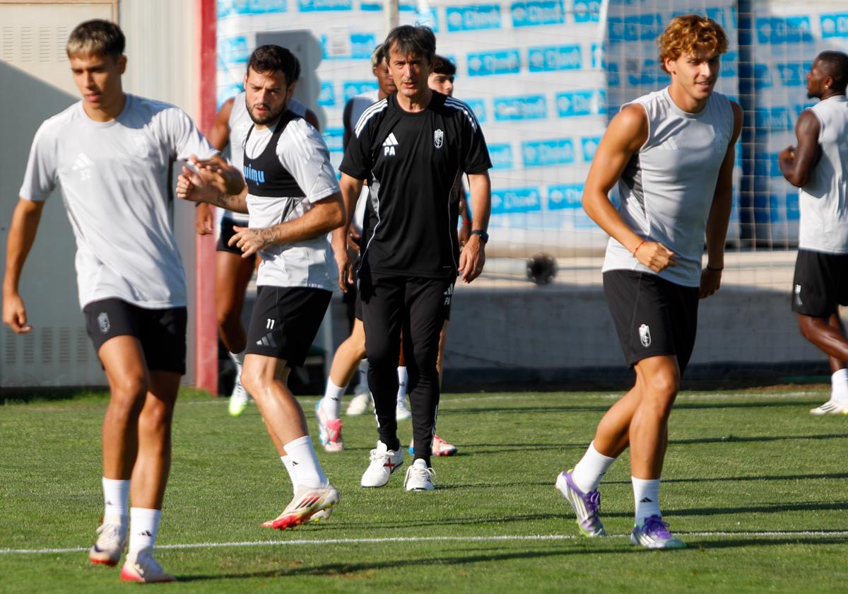 José Arnaiz y Jorge Pascual, junto a Pacheta en el entrenamiento del Granada.