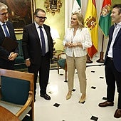 La alcaldesa, Marifrán Carazo, junto al edil Jorge Saavedra y representantes de Caja Rural.