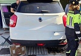 Cuatro clientes de un bar heridos al empotrarse un coche contra la terraza cuando desayunaban.