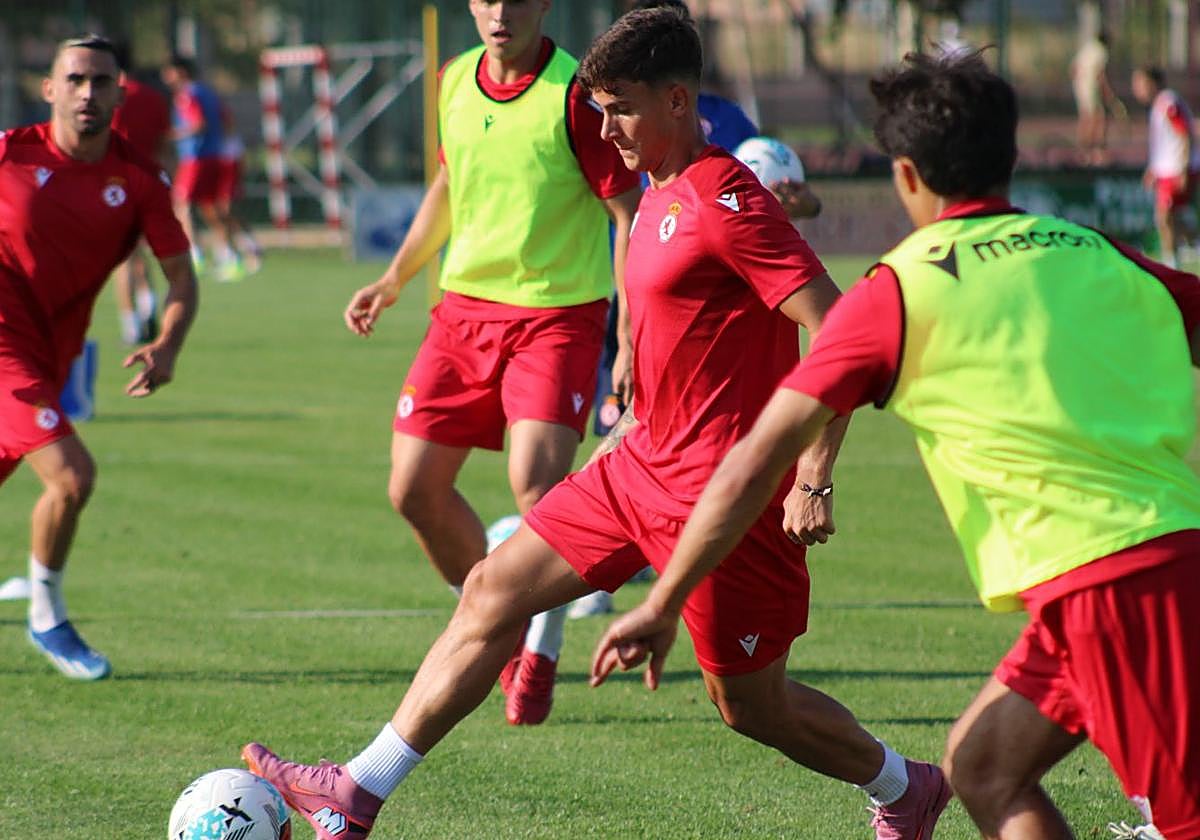 Diego Collado, con el balón en su primer entrenamiento con la Cultural Leonesa.