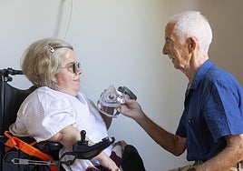 Esperanza y Manuel, hija y padre, en el Hospital San Rafael de Granada.