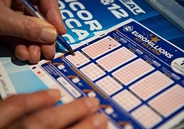 Encuentra un billete de Euromillones premiado con 1,2 millones en su coche