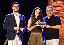 La periodista de IDEAL Sandra Palacios recibe uno de los Premios Juventud Almuñécar 2025.