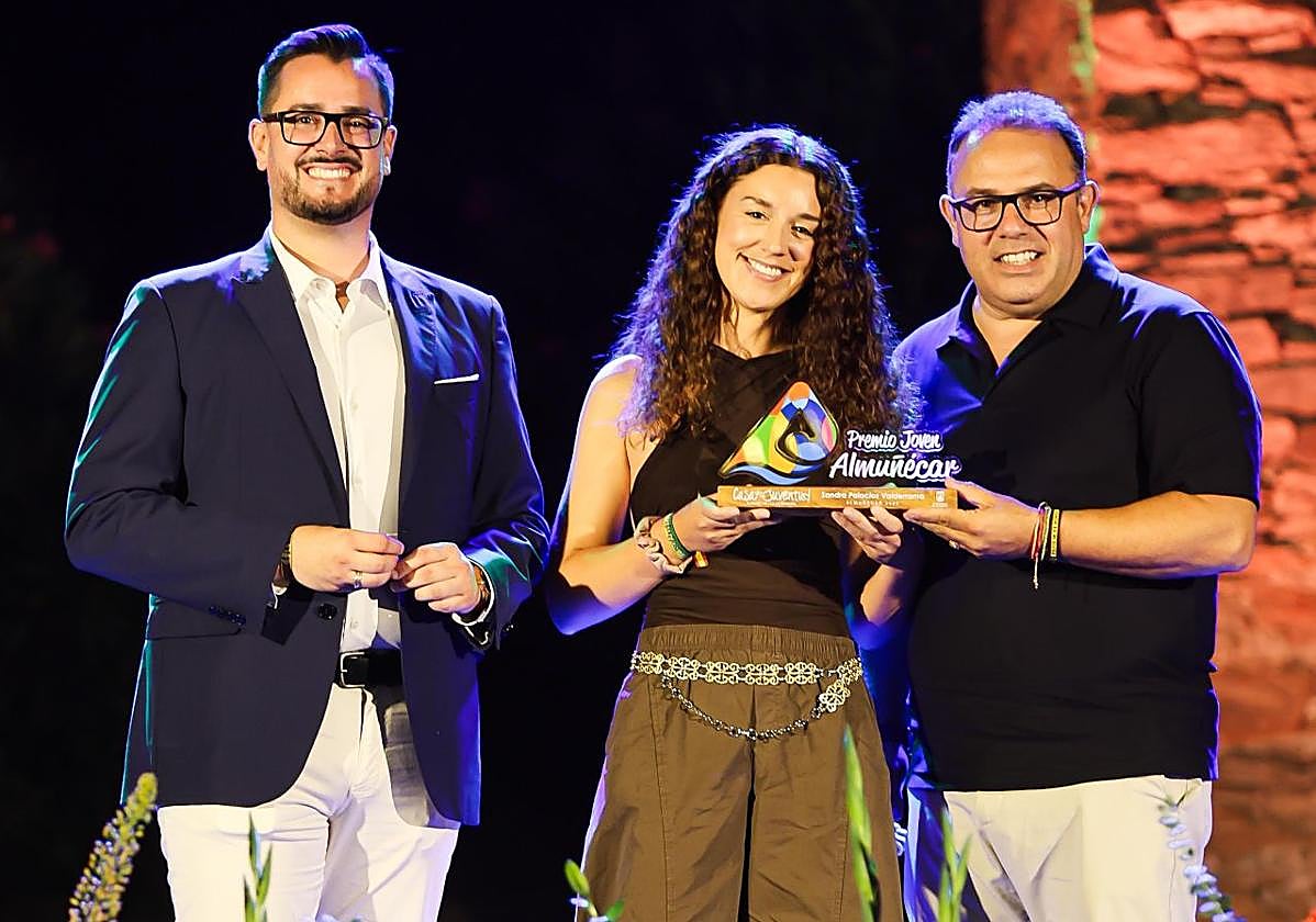 La periodista de IDEAL Sandra Palacios recibe uno de los Premios Juventud Almuñécar 2025.