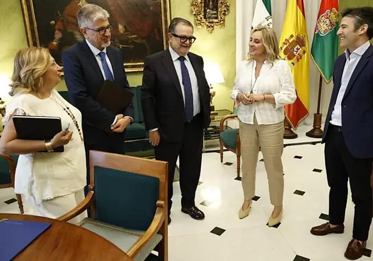 La alcaldesa de Granada, Marifrán Carazo, tras firmar el crédito extraordinario con Caja Rural.