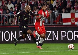 El exnazarí Luis Suárez sortea a un rival con el Almería la pasada campaña.