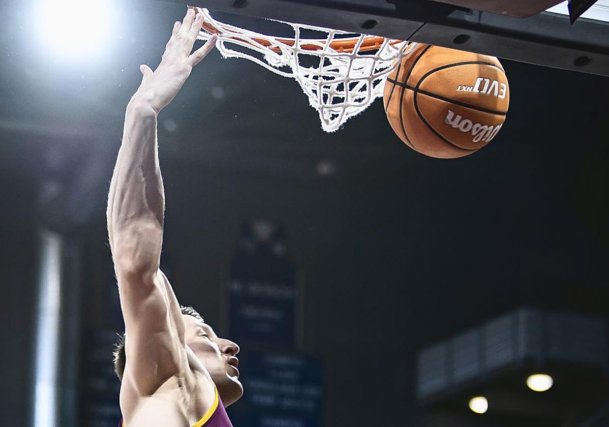 Luka Bozic revienta el aro con un espectacular mate.