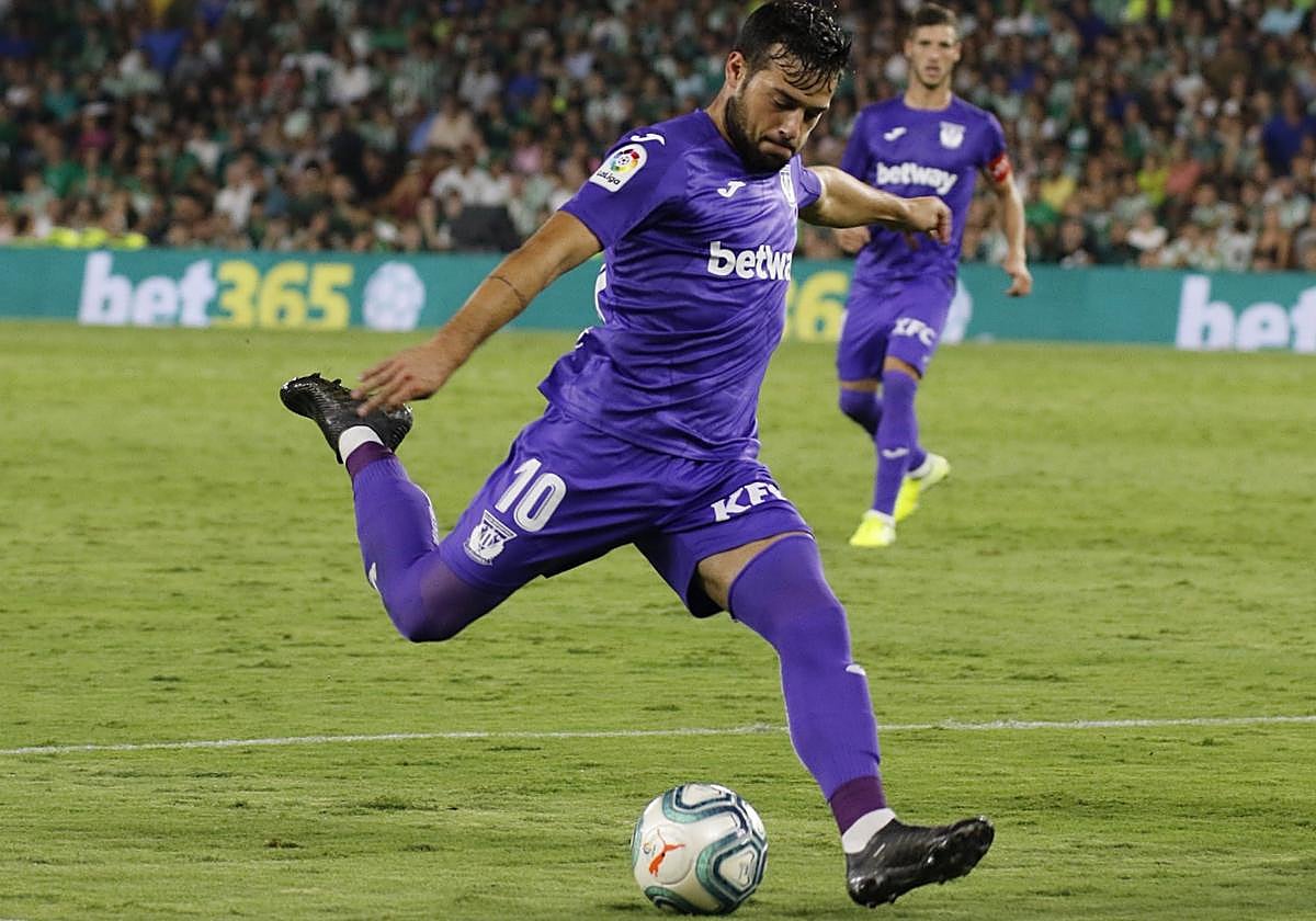 Arnaiz chuta con el Leganés ante la mirada de Rubén Pérez.