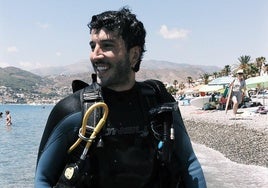 Sebastián Yatra buceo en la playa de La Herradura.