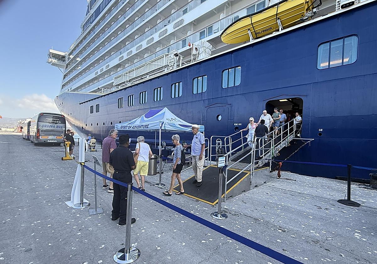 Cruceristas descienden del buque