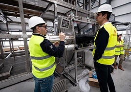 Dos miembros del equipo de Ifmif Dones, ante el prototipo de control del litio en la Citai de Escúzar.