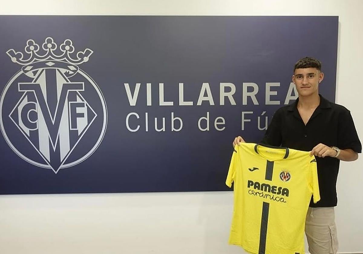 El lateral izquierdo Iván Jiménez sostiene su nueva camiseta.