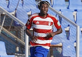 Oscar conduce un balón durante un amistoso de pretemporada.