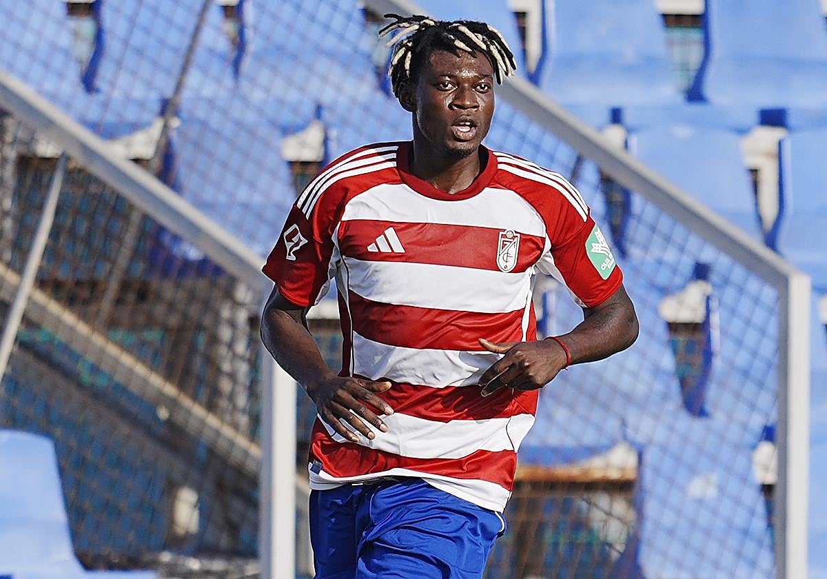 Oscar conduce un balón durante un amistoso de pretemporada.