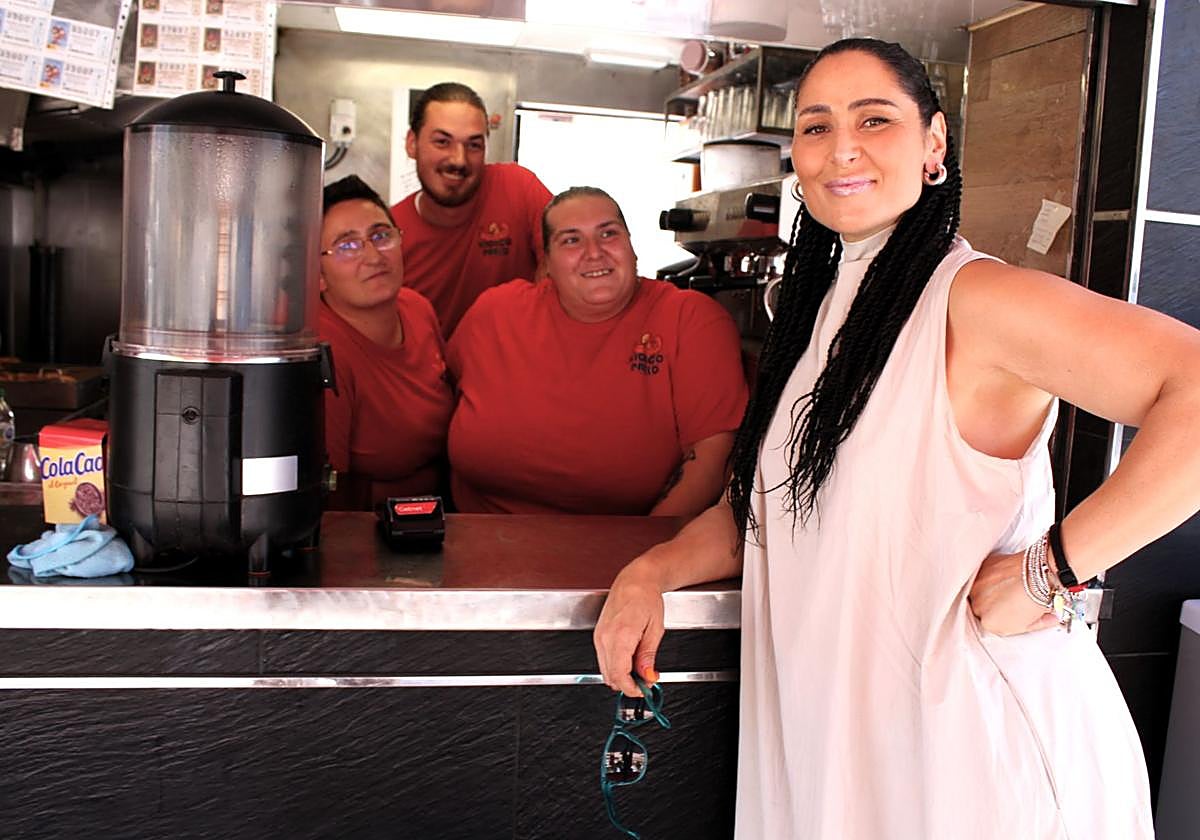 Rosa López, pidiendo el desayuno en el Kiosko Pablo de Armilla.