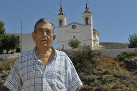 Francisco Megías, de 83 años, en su pueblo alpujarreño de Turón, con la ermita de San Marcos en al fondo.