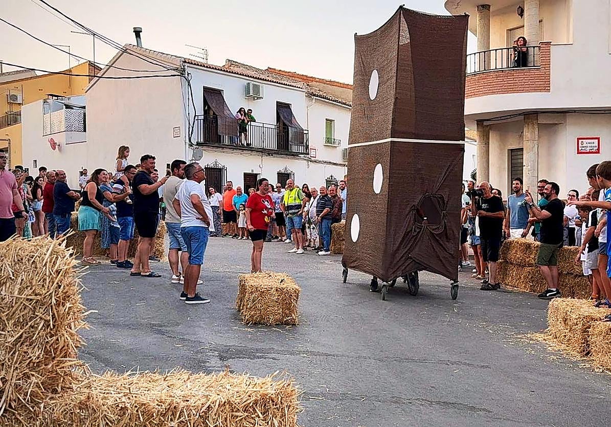 Uno de los autos locos' por las calles de Peal de Becerro.