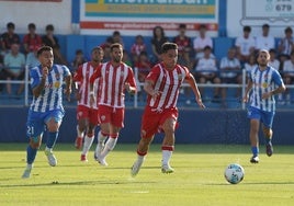 Arribas conduciendo el balón