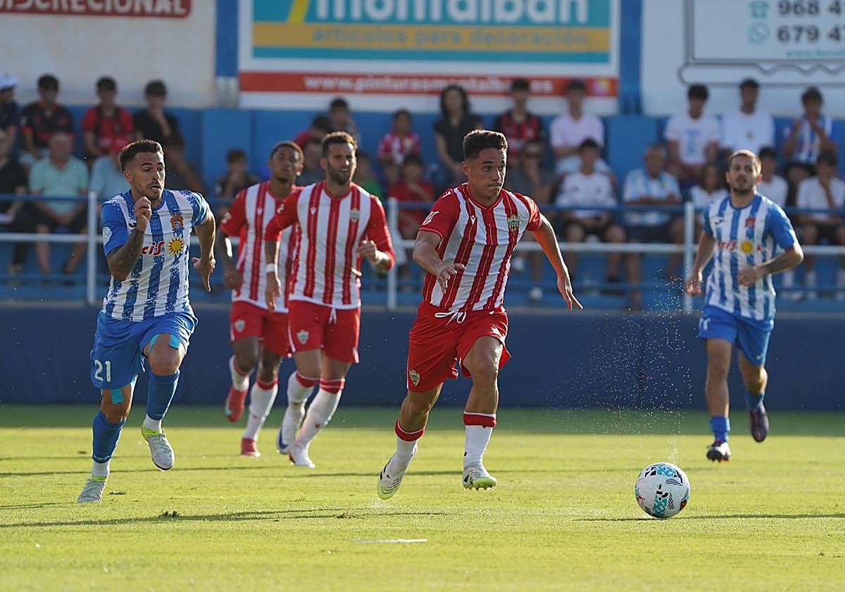 Arribas conduciendo el balón