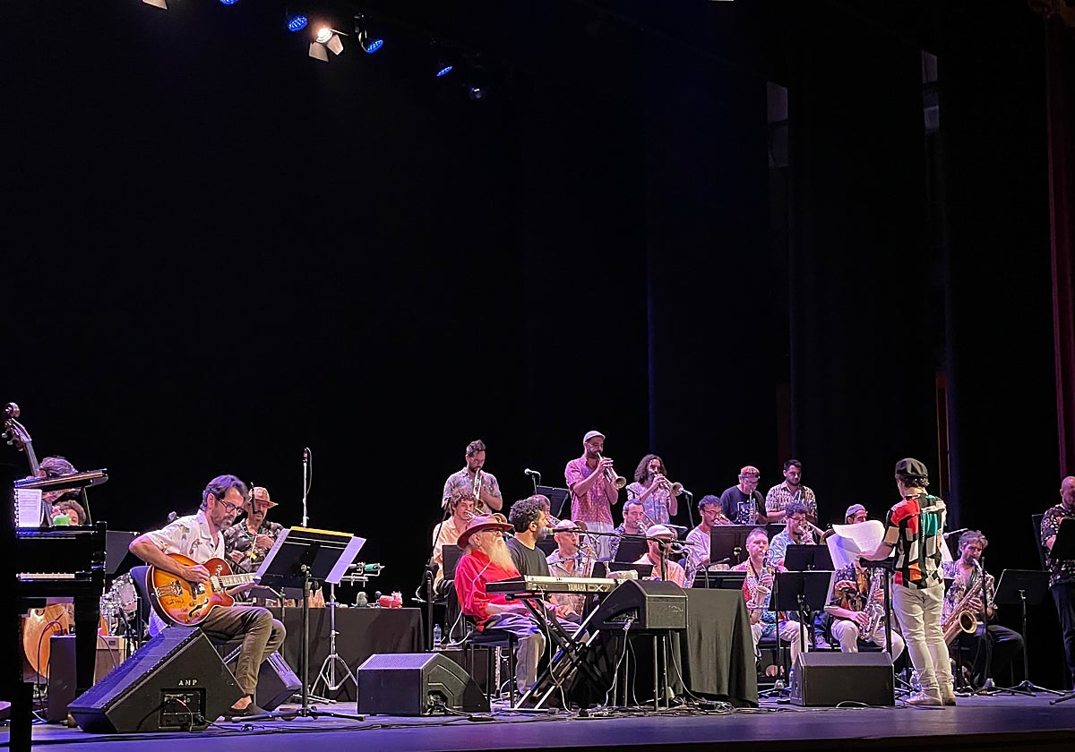 El multiintrumentista brasileño junto a la Clasijazz Big Band durante el concierto.