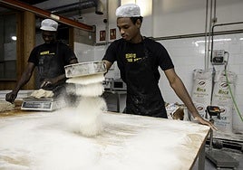 Djogo Barry ha encontrado trabajo con Inorpora en el obrador de la panadería madrieña Panic FLC 002
