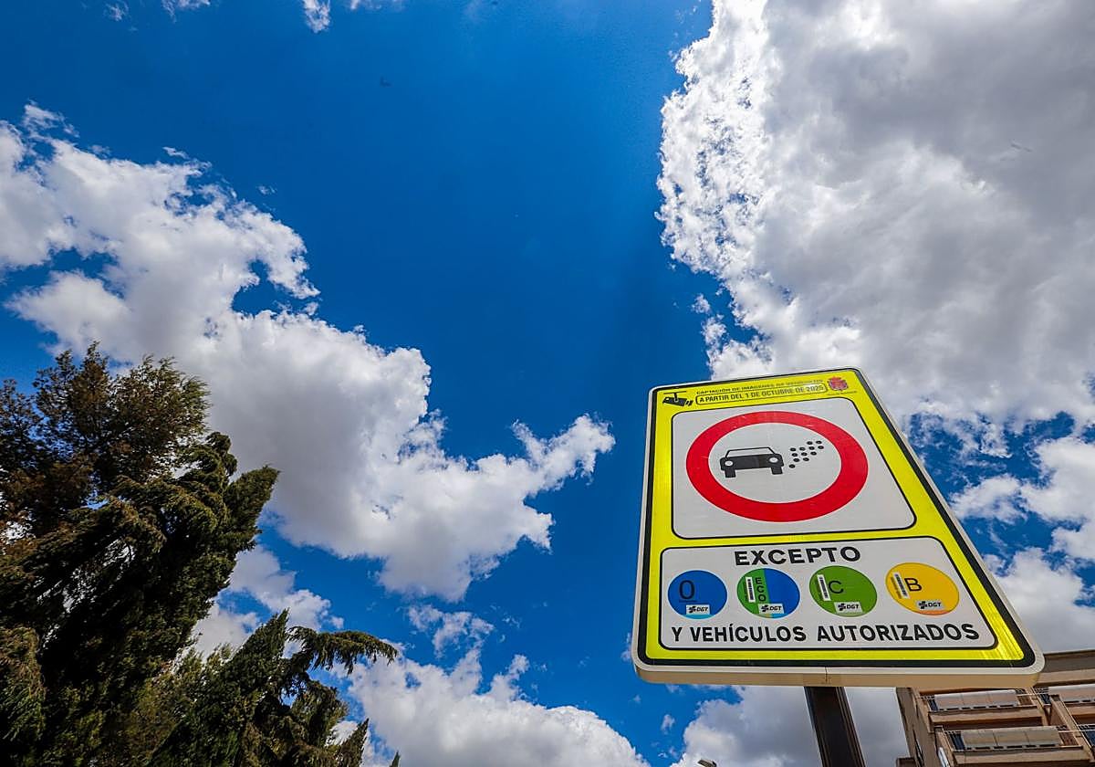 Uno de los carteles de la nueva zona de bajas emisiones colocados en Granada.